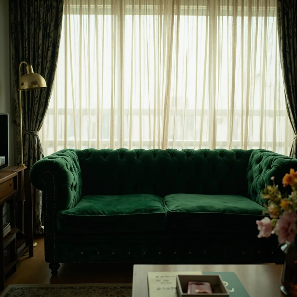 Sofa Chesterfield baldu hijau zamrud dalam kondominium Johor Bahru