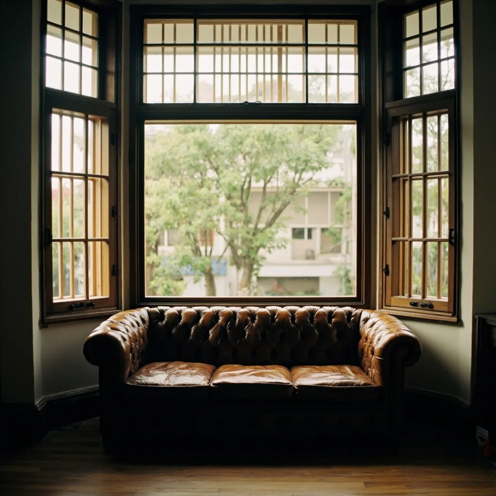 Sofa my Chesterfield kayu walnut gaya Amerika di apartmen warisan Georgetown Pulau Pinang